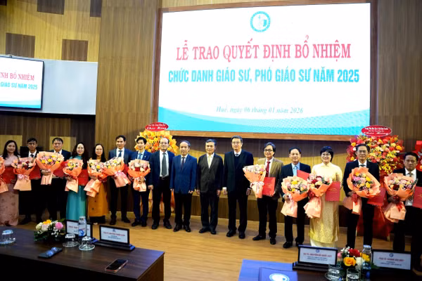 Trường ĐH Y Dược Huế trao quyết định bổ nhiệm chức danh Giáo sư, Phó Giáo sư cho 12 nhà giáo.