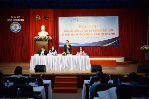 Hội nghị tổng kết thực tập năm học 2024 - 2025 và triển khai kế hoạch thực tập năm học 2025 - 2026 tại Trường ĐH Sư phạm Huế.