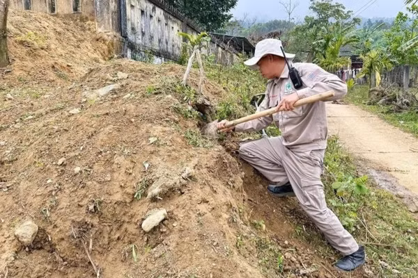 Phát hiện quả bom chùm trước trường học tại TP Huế. (Ảnh: Dự án NPA)