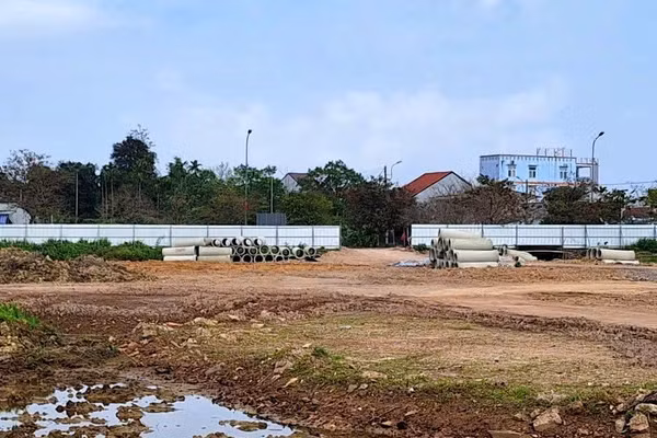 Dự án khu dân cư Tứ Hạ - Hương Văn (tên thương mại Regal Capital) tại TP Huế vừa bị dừng hoạt động thi công xây dựng.