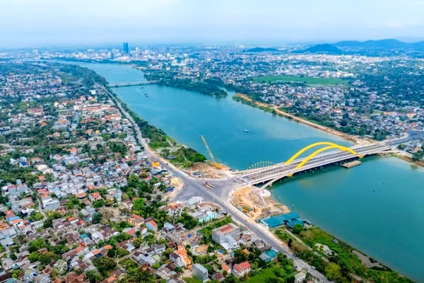 Cầu Nguyễn Hoàng qua sông Hương, TP Huế với tổng vốn đầu tư hơn 2.200 tỷ đồng vừa mới khánh thành tháng 3/2025.