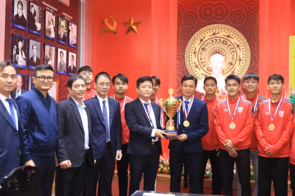 Lãnh đạo Đại học Huế chụp ảnh lưu niệm cùng huấn luyện viên trưởng, đội bóng tại Nhà truyền thống Đại học Huế.