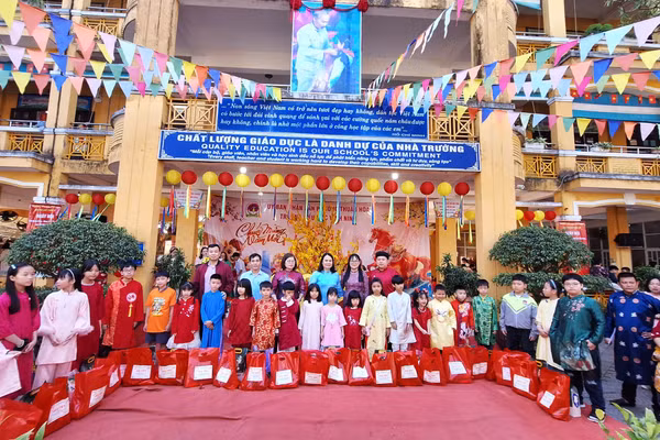 Tặng quà các học sinh vượt khó học tốt trong chương trình “Tết đoàn viên – gieo yêu thương, lan tỏa hạnh phúc” của Trường Tiểu học Vĩnh Ninh, TP Huế.