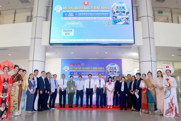 Đại biểu 4 quốc gia tại Hội thảo Nội soi Quốc tế Đông Nam Á.