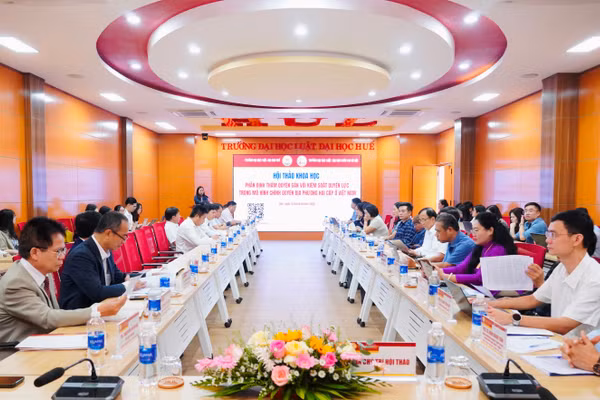 Các chuyên gia đóng góp ý kiến tại Hội thảo khoa học về phân định thẩm quyền trong mô hình chính quyền địa phương hai cấp ở Việt Nam.