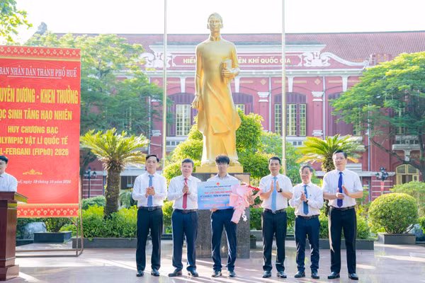 Lãnh đạo TP Huế và Sở GD&ĐT tặng hoa, trao thưởng em Tăng Hạo Nhiên - học sinh đạt Huy chương Bạc tại Olympic Vật lí quốc tế 2026.