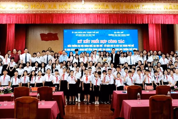 Trường THCS Nguyễn Tri Phương và THPT chuyên Quốc Học - Huế thí điểm đưa tiếng Trung Quốc vào giảng dạy.