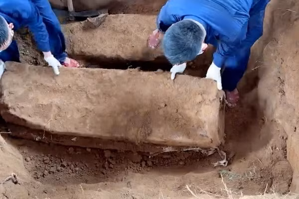 2 hài cốt liệt sĩ được mai táng trong vỏ bom được Đội 192 thuộc Bộ Chỉ huy quân sự TP Huế tìm thấy tại Lào. (Ảnh: Lê Sáu)