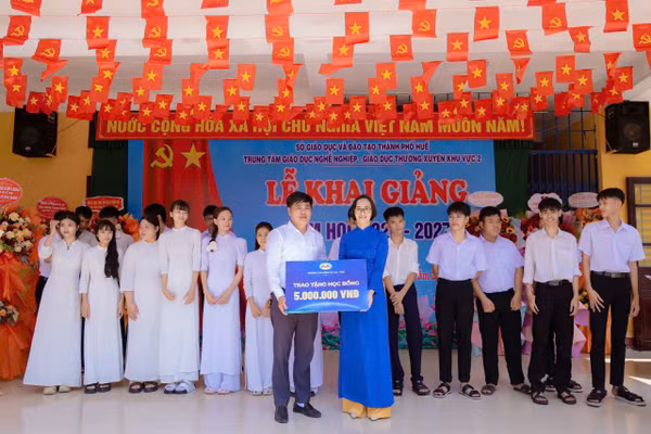 Lễ khai giảng năm học 2026-2027 của Trung tâm GDNN-GDTX khu vực 2 TP Huế - nơi đào tạo văn hóa và nghề cho nhiều học sinh, học viên vùng xa.