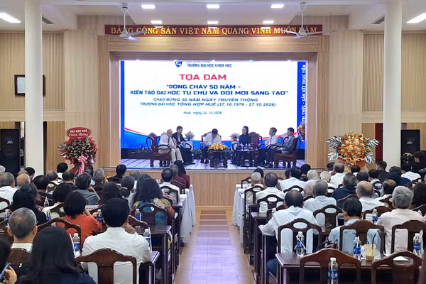Tọa đàm "Dòng chảy 50 năm - Kiến tạo đại học tự chủ và Đổi mới sáng tạo" tại Trường Đại học Khoa học, Đại học Huế.