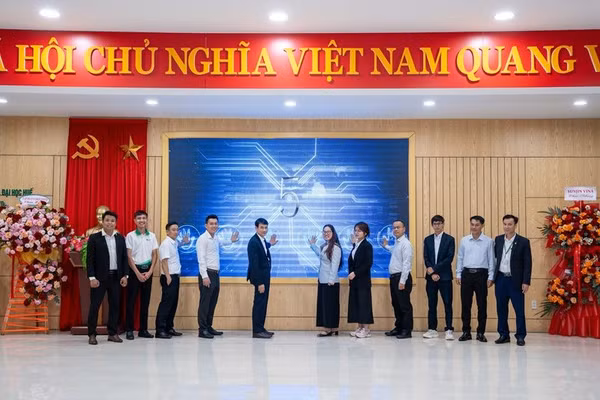 Diễn giả thuyết trình về việc làm ngành Chăn nuôi - Thú y trước giáo viên, sinh viên Trường Đại học Nông Lâm, Đại học Huế.