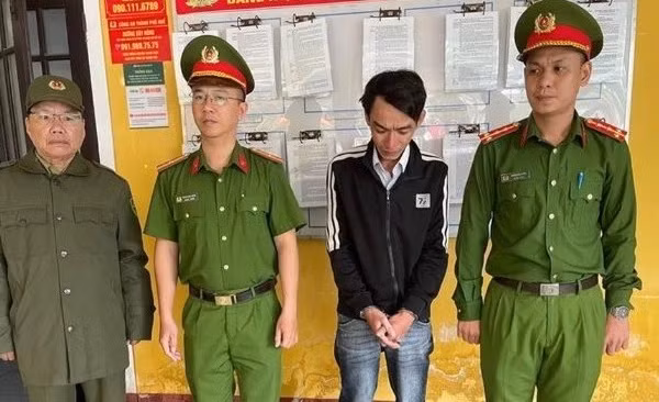 Nguyễn Ngọc Hậu (thứ 2 từ phải sang) lừa đảo hơn 372 triệu đồng qua "chiêu bài" bán vàng giá rẻ tại cơ quan công an.