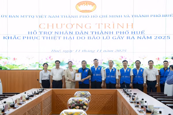 Đoàn công tác TPHCM trao tặng 20 tỷ đồng hỗ trợ nhân dân TP Huế khắc phục hậu quả sau lũ lụt lịch sử.
