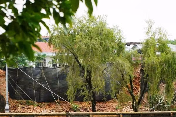 Bức tường Hoàng thành Huế - vòng thành thứ 2 trong Kinh thành Huế bị đổ sập một đoạn gần 15m.