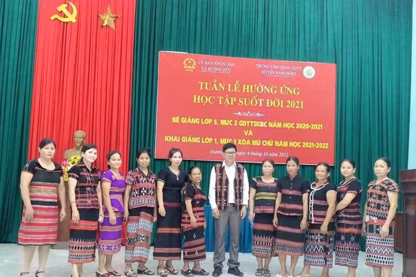 Bế giảng lớp xóa mù chữ cho đồng bào dân tộc thiểu số tại địa bàn xã Hương Hữu, huyện Nam Đông (cũ), nay là xã Long Quảng, TP Huế.