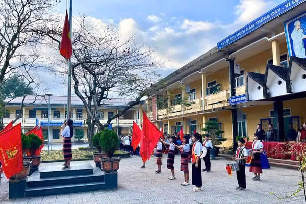Học sinh Trường THCS-DTNT A Lưới (xã A Lưới 2, TP Huế) trong giờ chào cờ đầu tuần.