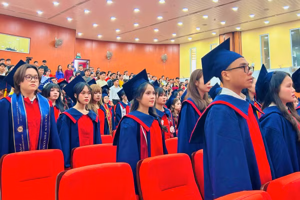 Các tân cử nhân Khoa Quốc tế - Đại học Huế hát quốc ca tại buổi lễ tốt nghiệp.