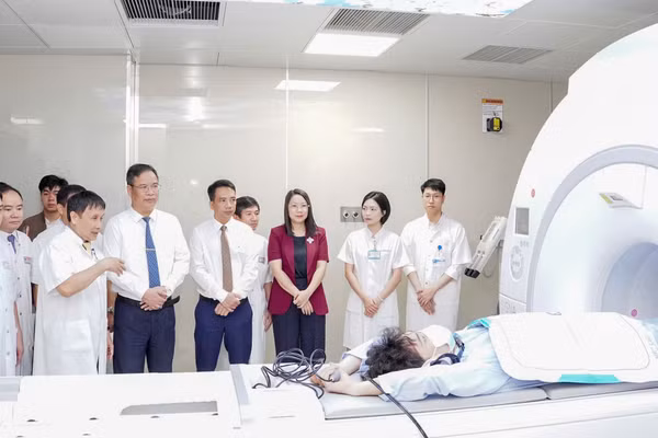 Ra mắt hệ thống máy cộng hưởng từ toàn thân thế hệ mới nhất, tích hợp các công nghệ tiên tiến, giúp phát hiện các tổn thương nhỏ nhất.