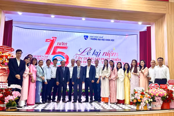 Tập thể viên chức, người lao động Khoa Báo chí - Truyền thông tại Lễ kỷ niệm.