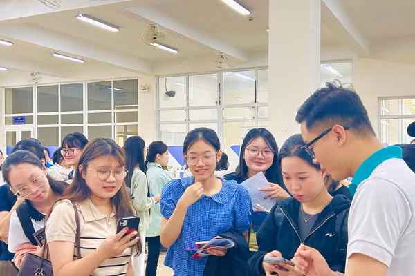 Sinh viên Trường ĐH Ngoại ngữ Huế hào hứng tìm các cơ hội việc làm tại Ngày hội.
