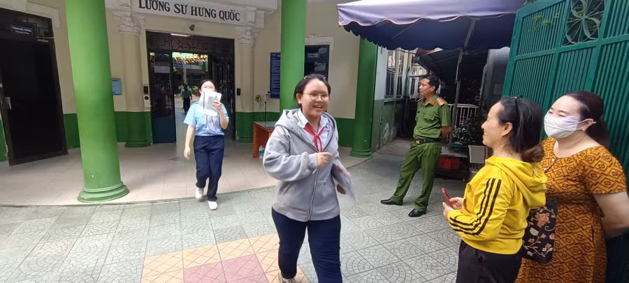 Thí sinh cười rạng rỡ khi bước ra khỏi phòng thi. (Ảnh: Quốc Hải)