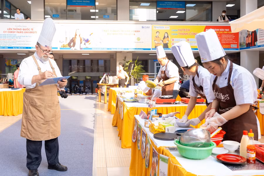 Sinh viên có cơ hội học tập với siêu đầu bếp Norbert Ehrbar (quốc tịch Thụy Sỹ). Ảnh: HUTECH