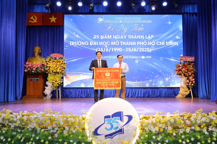 cong-doan-co-so-truong-dh-mo-tphcm-nhan-co-truyen-thong-cua-lien-doan-lao-dong-tphcm.jpg