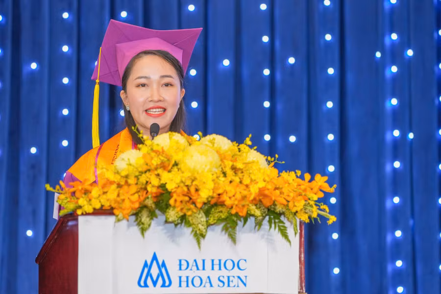 2-tan-thac-si-do-nhu-thao-thu-khoa-mat.jpg