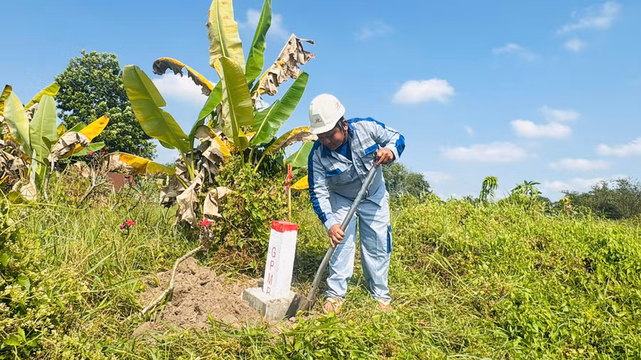 Cắm mốc ranh giới giải phóng mặt bằng cao tốc TPHCM - Mộc Bài.