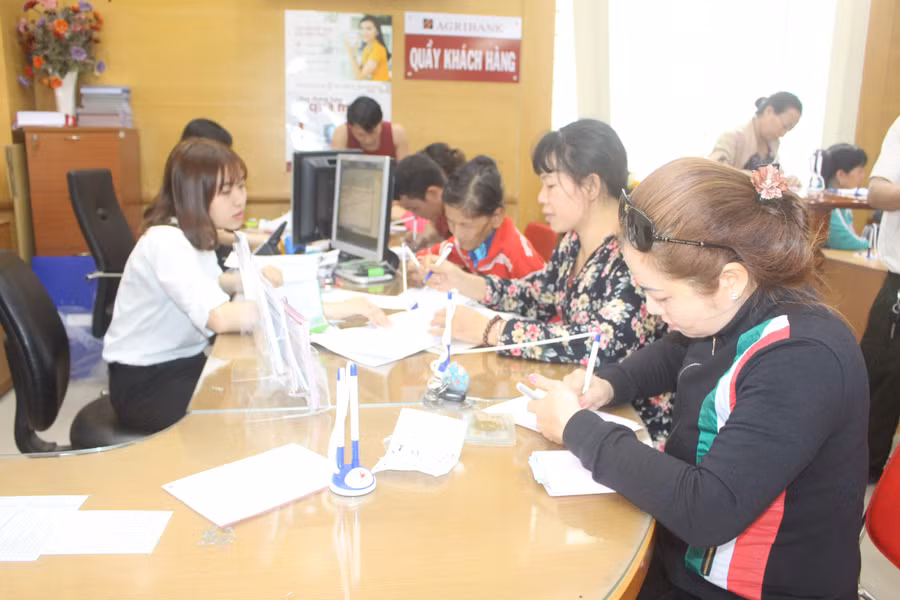 Người dân vay vốn ở Agribank để phát triển sản xuất - kinh doanh.