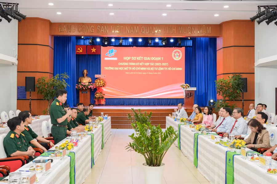 Trường ĐH Mở TPHCM phối hợp cùng với Bộ Tư lệnh TPHCM tổ chức Lễ sơ kết giai đoạn 1 chương trình phối hợp hoạt động giữa 2 đơn vị.