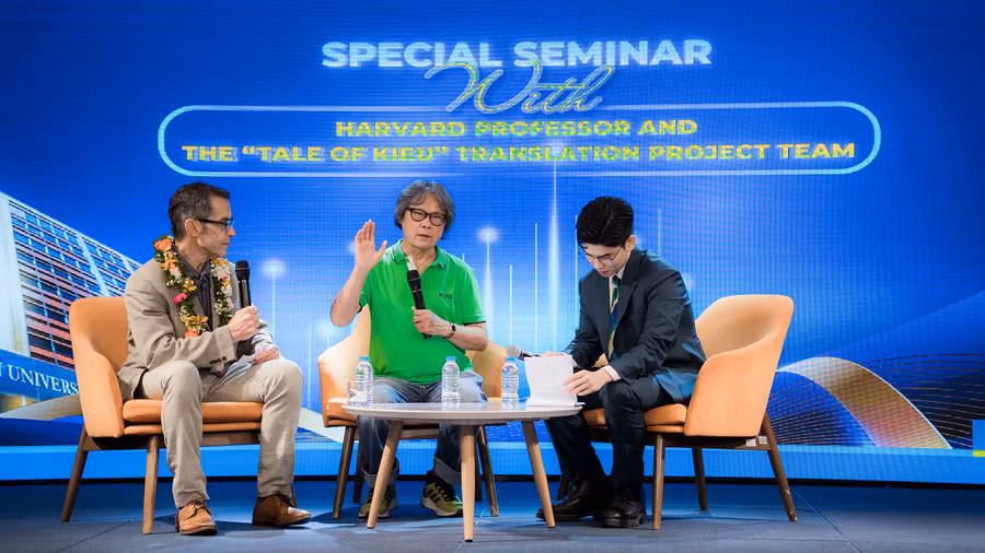 giao-su-dai-hoc-harvard-john-stauffer-va-nha-tho-dich-gia-nguyen-do-doi-thoai-voi-sinh-vien-ve-du-an-dich-truyen-kieupng-1.png