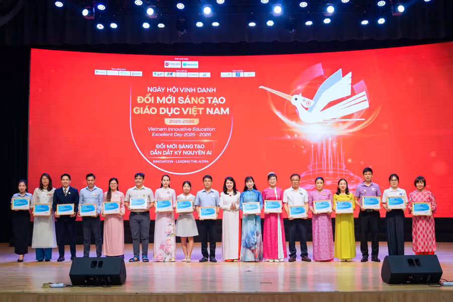 Nhiều giảng viên, chuyên gia giáo dục được trao danh hiệu tại Lễ Vinh danh Đổi mới sáng tạo Giáo dục Việt Nam 2025 – 2026.