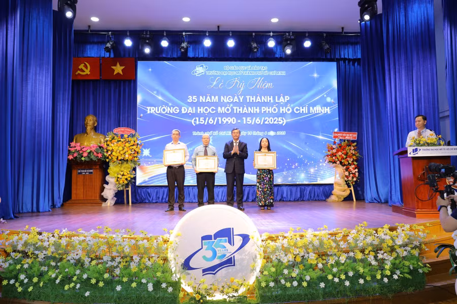 bang-khen-cua-thu-tuong-chinh-phu-trao-tang-cho-04-tap-the-xuat-sac-co-nhung-dong-gop-noi-bat-trong-cong-tac-tu-nam-hoc-2018-2019-den-nam-hoc-2022-2023.jpg