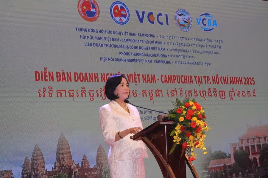 Bà Nguyễn Thị Thanh, Phó Chủ tịch Quốc hội, Chủ tịch Trung ương Hội Hữu nghị Việt Nam – Campuchia phát biểu khai mạc diễn đàn. Ảnh: VGP