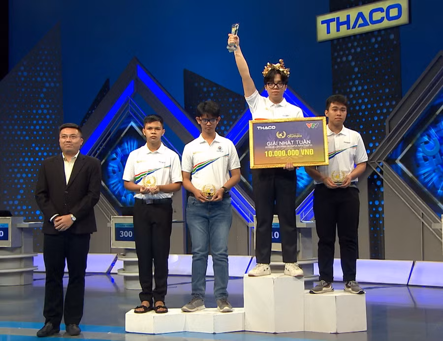 Tuấn Thành giành vòng nguyệt quế.