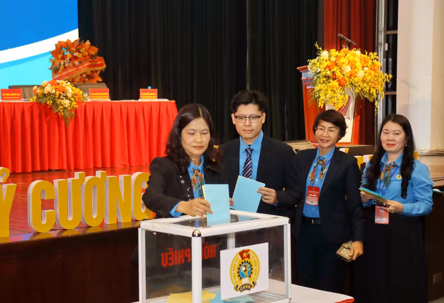 Các đại biểu bỏ phiếu tại Đại hội.