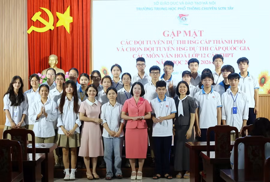 Trường THPT chuyên Sơn Tây gặp mặt, động viên các em học sinh trong đội tuyển.