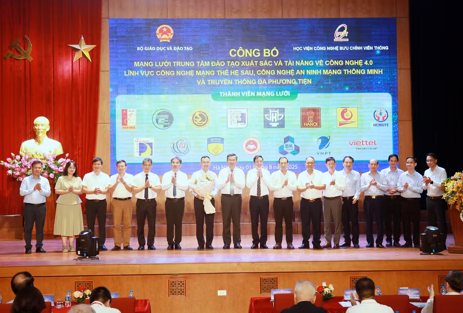 Thứ trưởng Nguyễn Văn Phúc tặng hoa chúc mừng đại diện 7 mạng lưới trung tâm đào tạo xuất sắc.