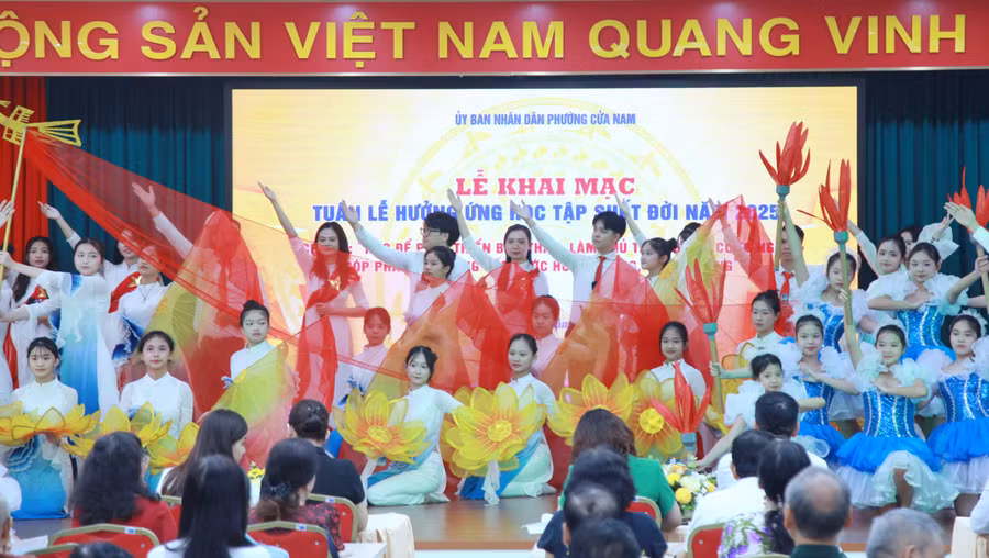 Tiết mục văn nghệ chào mừng buổi lễ.