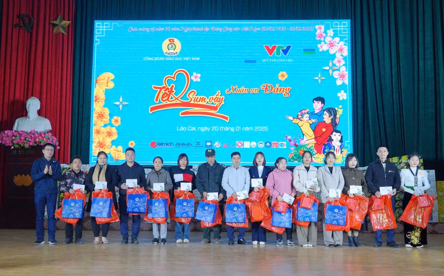 Chủ tịch Công đoàn Giáo dục Việt Nam Nguyễn Ngọc Ân trao quà cho các nhà giáo, người lao động.