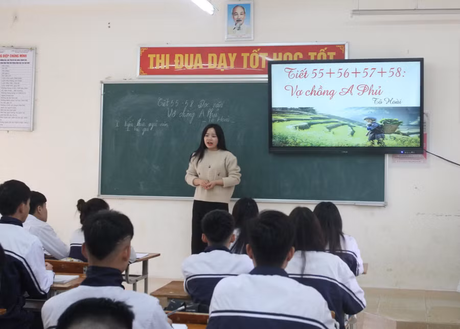 Cô trò Trường THPT Minh Quang trong giờ ôn thi tốt nghiệp THPT năm 2024.