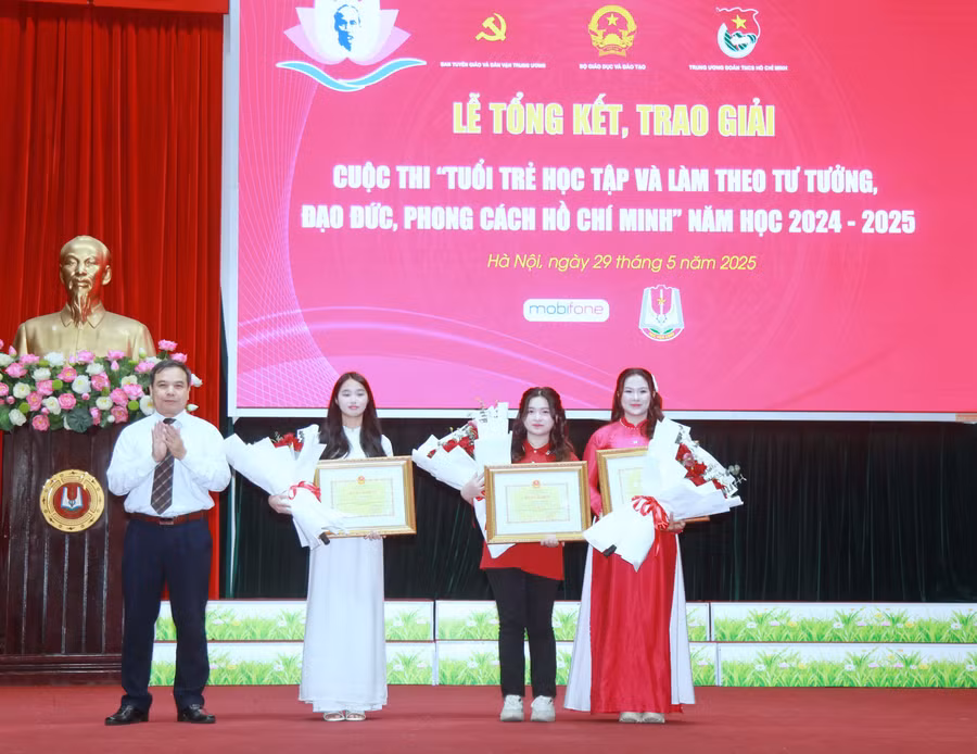 Ban tổ chức trao thưởng cho các thí sinh đoạt giải Nhất.