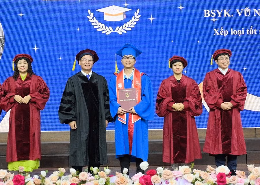 Duy nhận bằng tốt nghiệp bác sĩ loại giỏi.