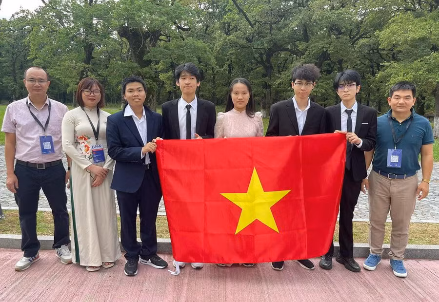 Đoàn Việt Nam dự Olympic Vật lý Châu Âu năm 2024.