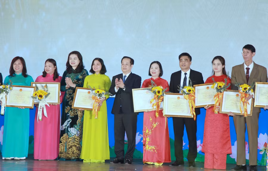 Giám đốc Sở GD&ĐT Hà Nội Trần Thế Cương, Phó Giám đốc Sở GD&ĐT Hà Nội Trần Lưu Hoa trao quyết định công nhận trường chuẩn quốc gia cho các nhà trường.