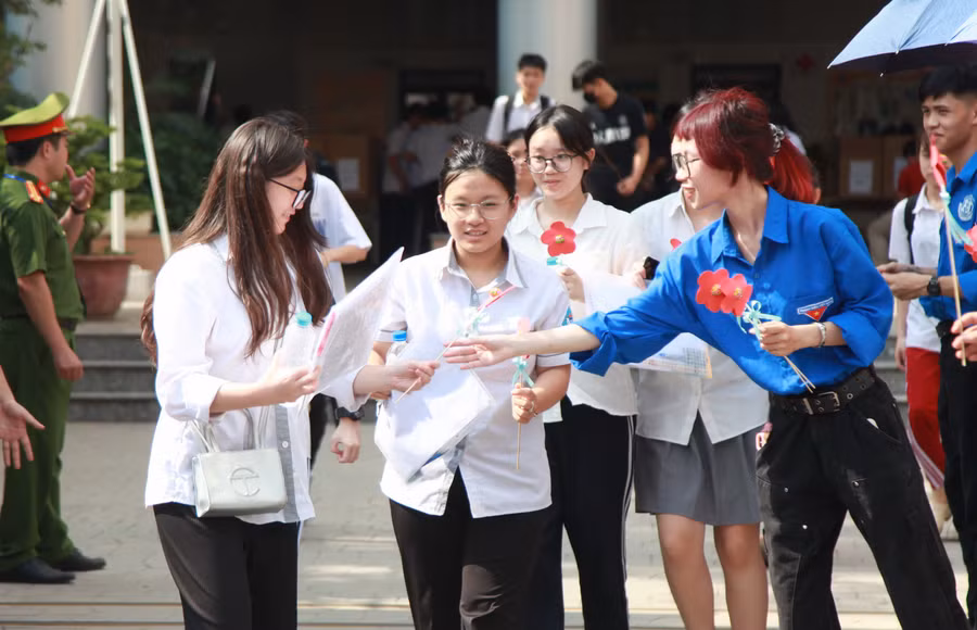 Thí sinh dự thi tại điểm thi Trường THCS Tân Mai (quận Hoàng Mai) chiều 7/6.