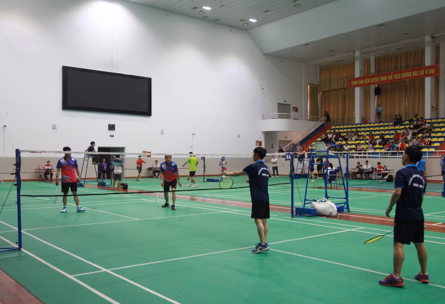 Các vận động viên thi đấu môn cầu lông.
