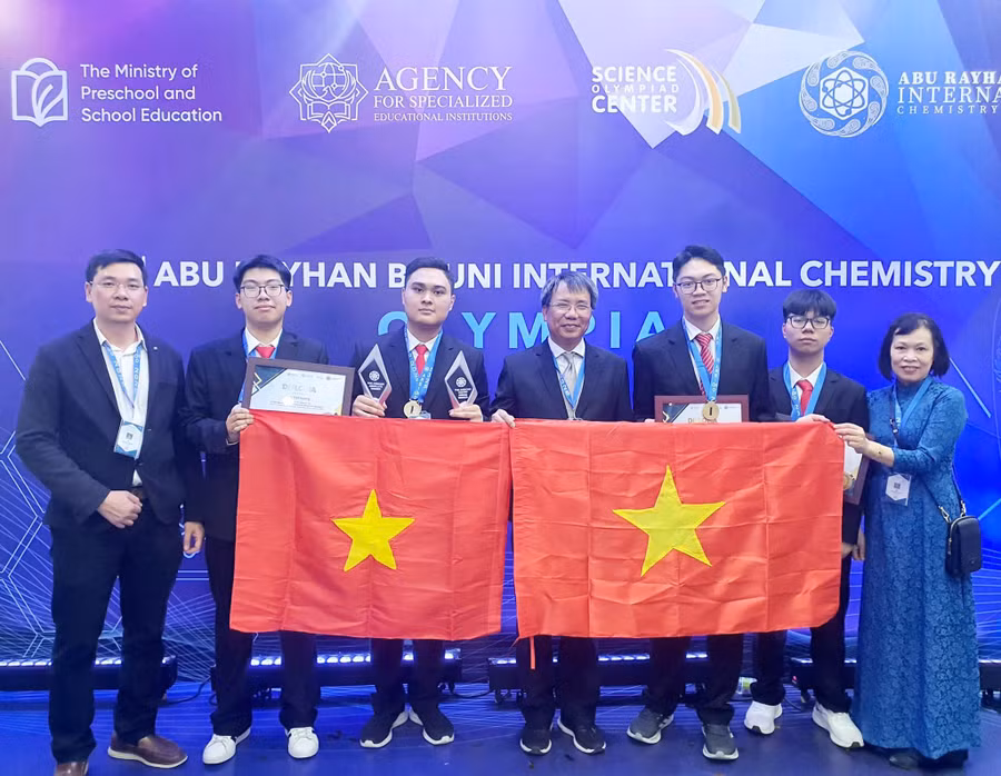 Đoàn Việt Nam dự thi Olympic Hóa học quốc tế Abu Rayhan Biruni năm 2025.
