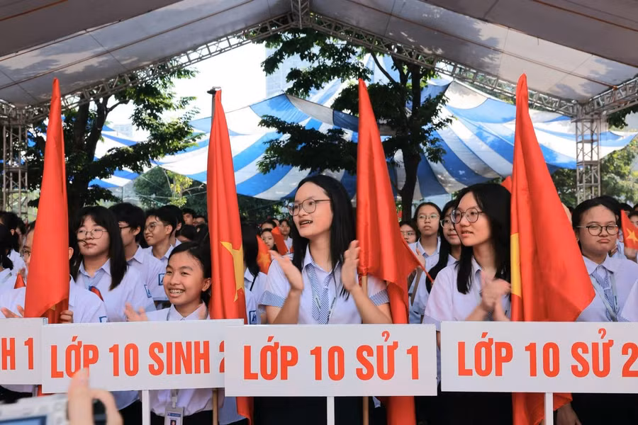 Trường THPT chuyên Hà Nội - Amsterdam chào đón học sinh lớp 10.